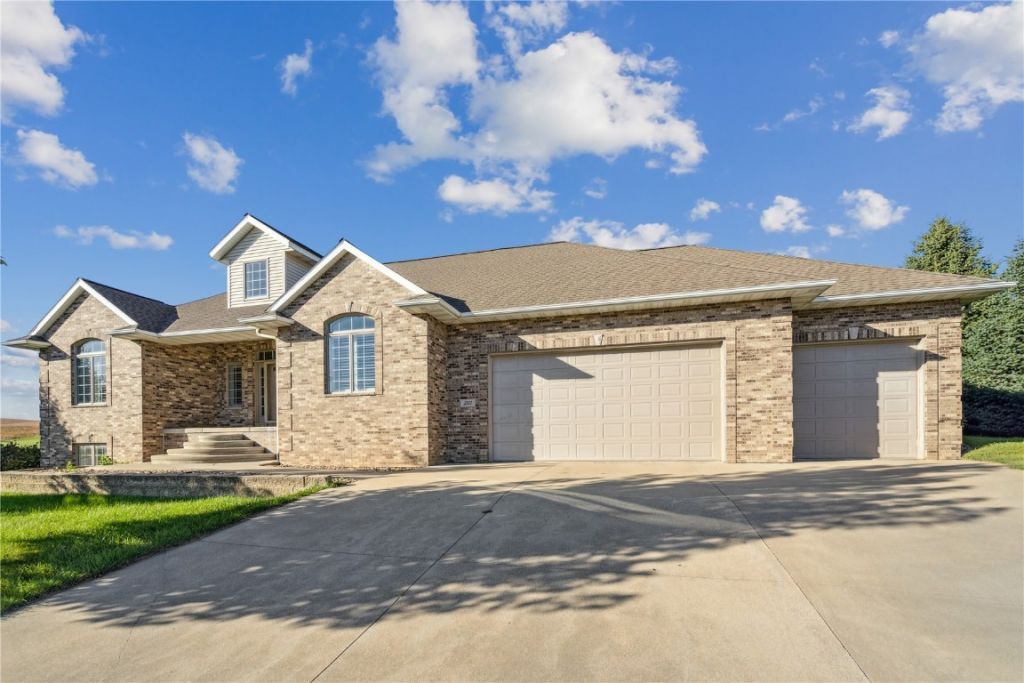 2111 W 4th Street, Vinton, IA 52349 Main Photo