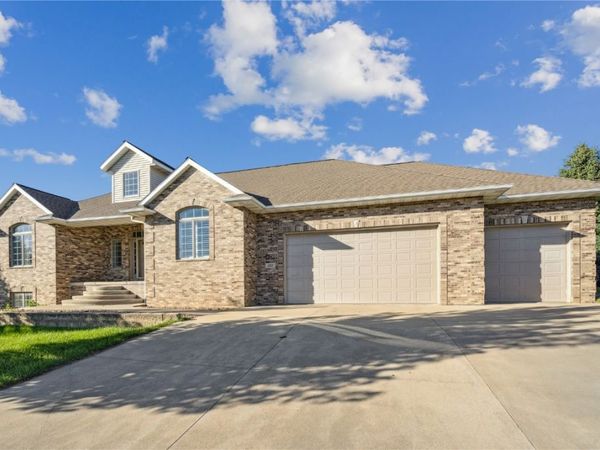 2111 W 4th Street, Vinton, IA 52349