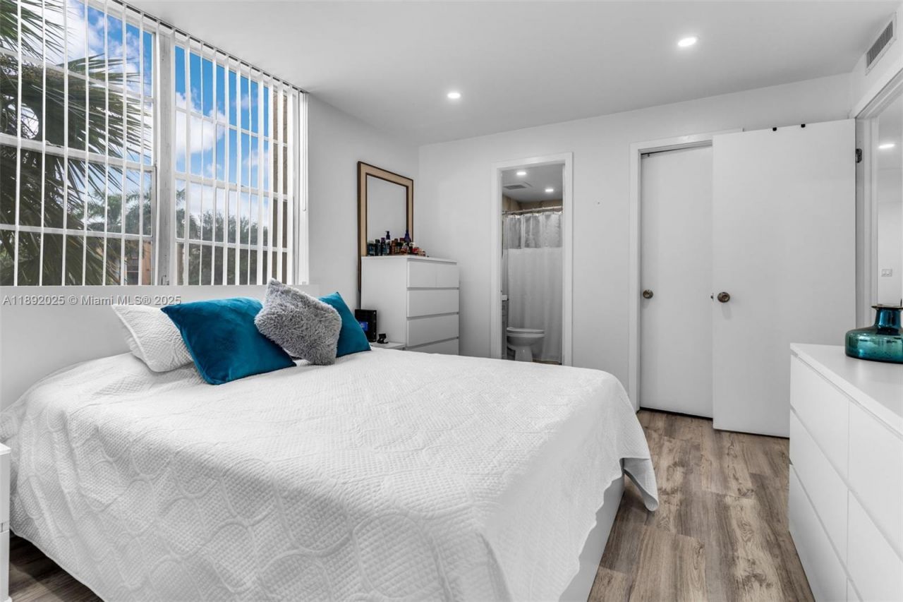 9310 Fontainebleau Blvd, Unit 201, Miami, FL 33172 Photo