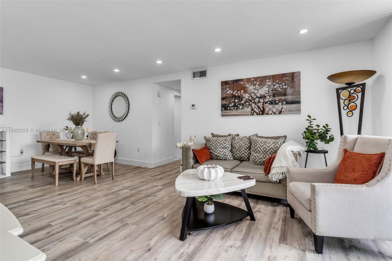 9310 Fontainebleau Blvd, Unit 201, Miami, FL 33172 Photo