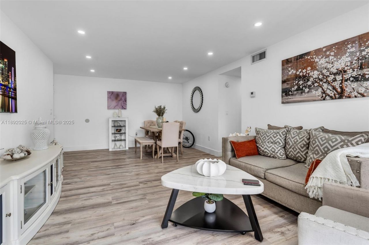 9310 Fontainebleau Blvd, Unit 201, Miami, FL 33172 Photo