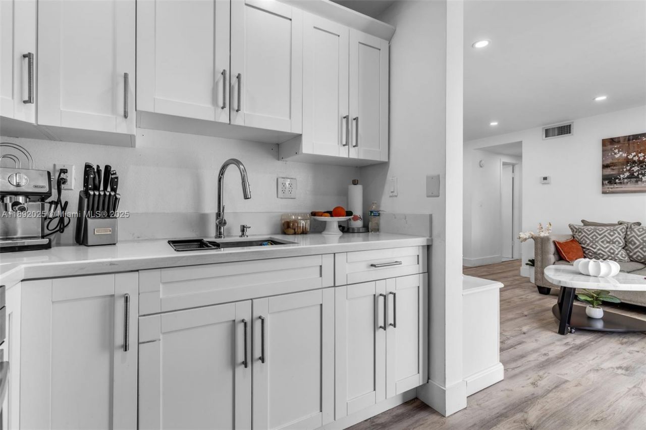 9310 Fontainebleau Blvd, Unit 201, Miami, FL 33172 Photo