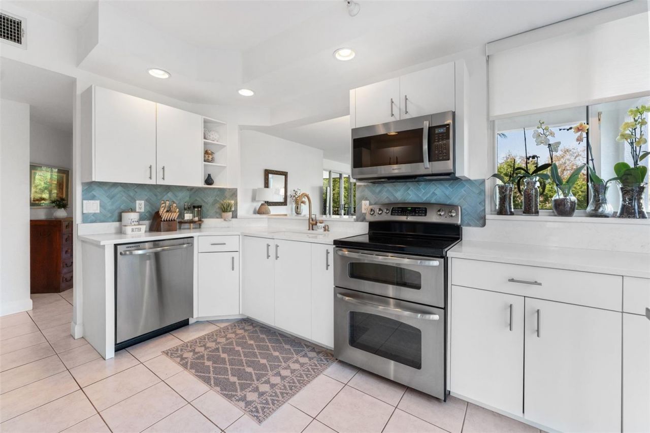 4750 Dolphin Cay Lane S, Unit 209, Saint Petersburg, FL 33711 Photo