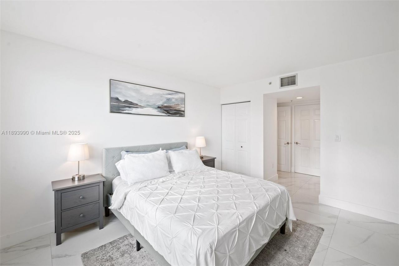 1155 Brickell Bay Dr, Unit 903, Miami, FL 33131 Photo