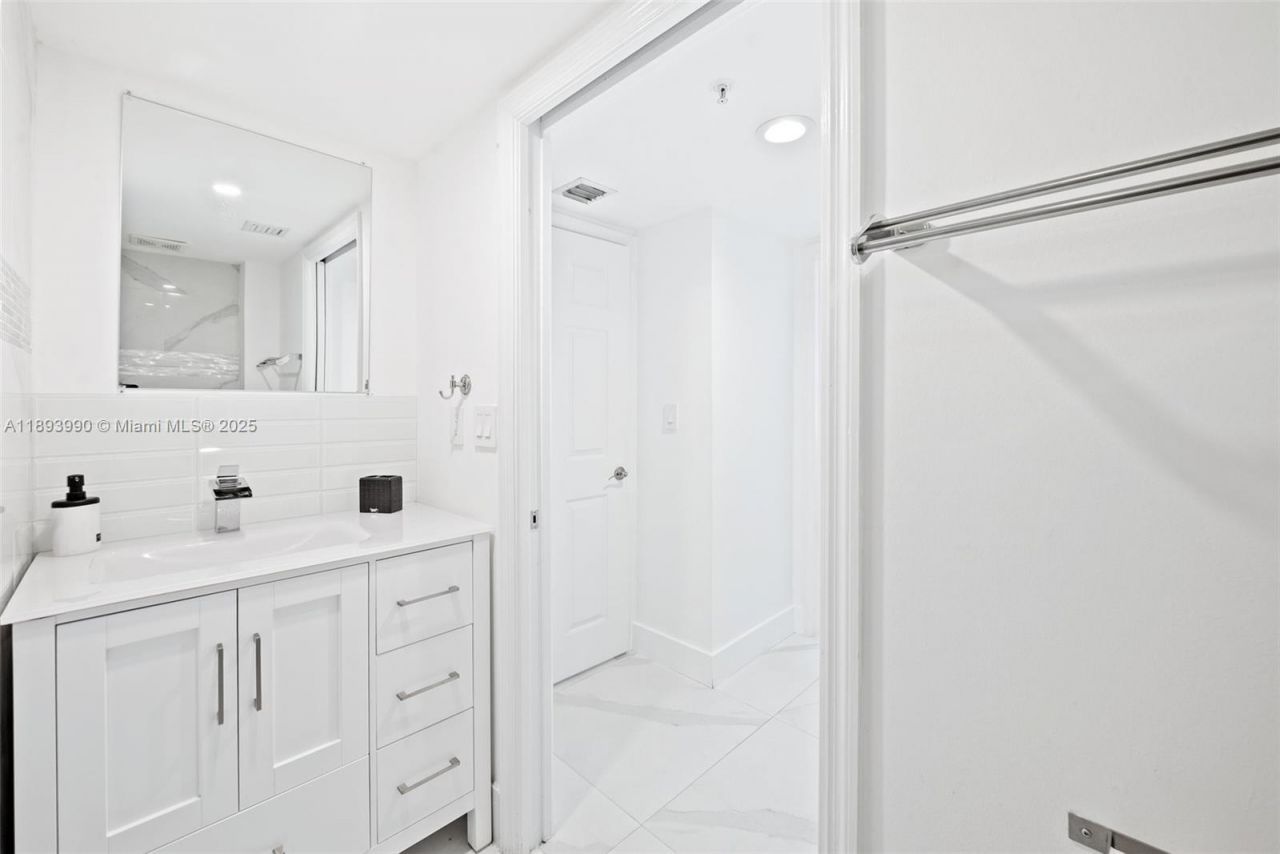 1155 Brickell Bay Dr, Unit 903, Miami, FL 33131 Photo