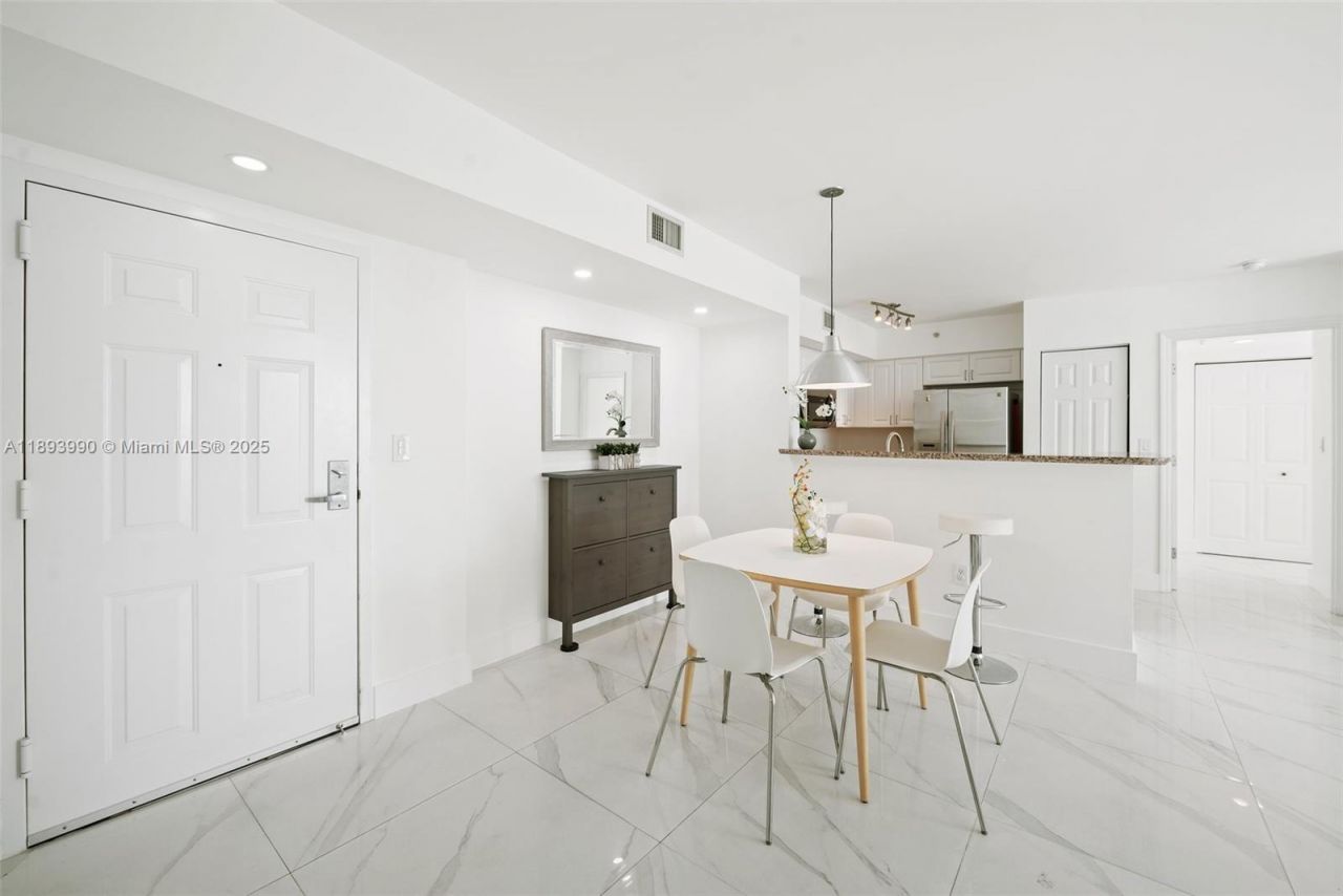 1155 Brickell Bay Dr, Unit 903, Miami, FL 33131 Photo