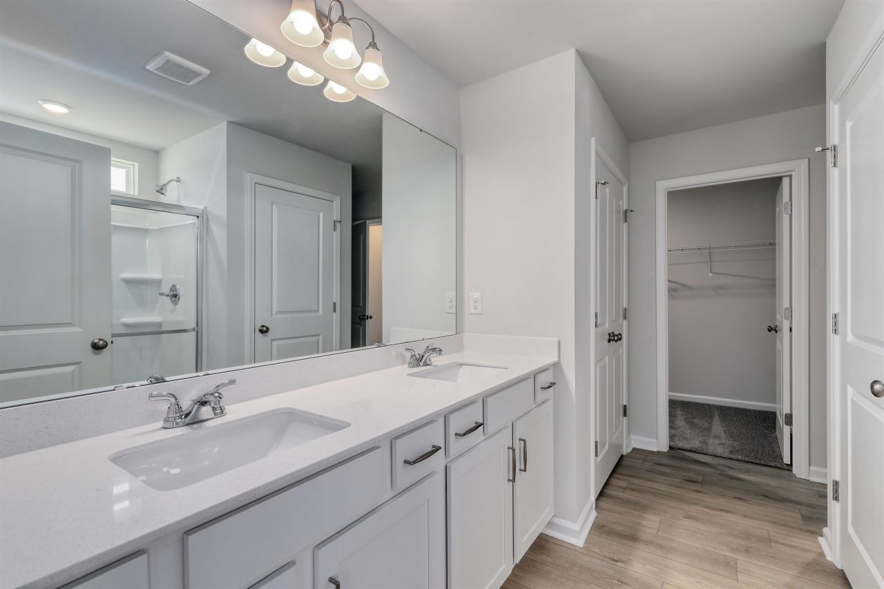 312 Garden Grove St Photo 15