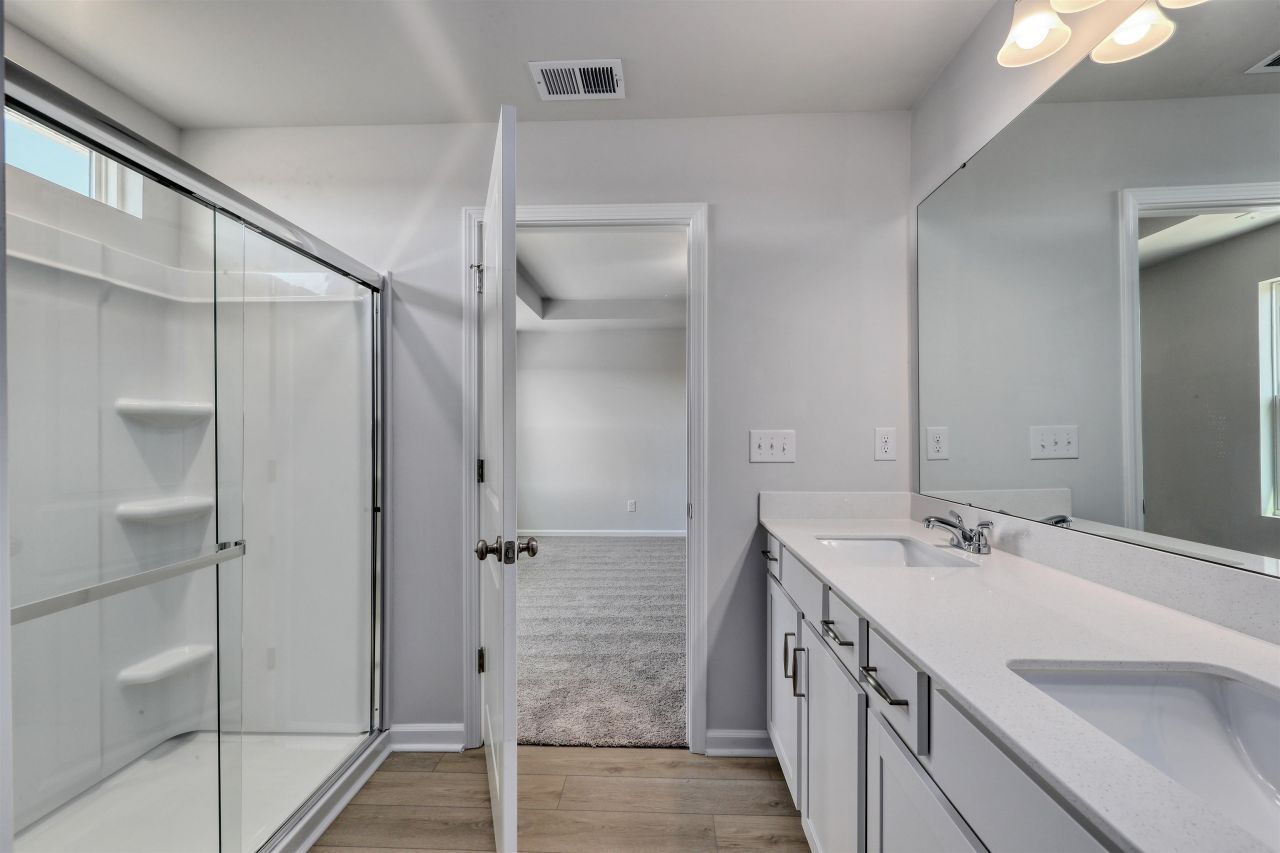 312 Garden Grove St Photo 16