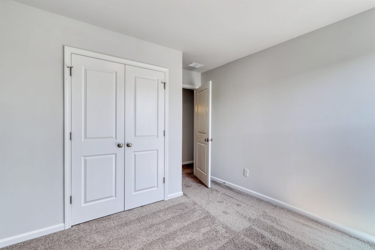 312 Garden Grove St Photo 23