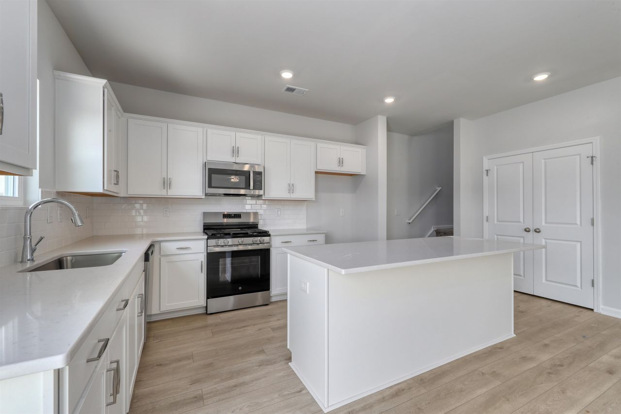 312 Garden Grove St Photo 4