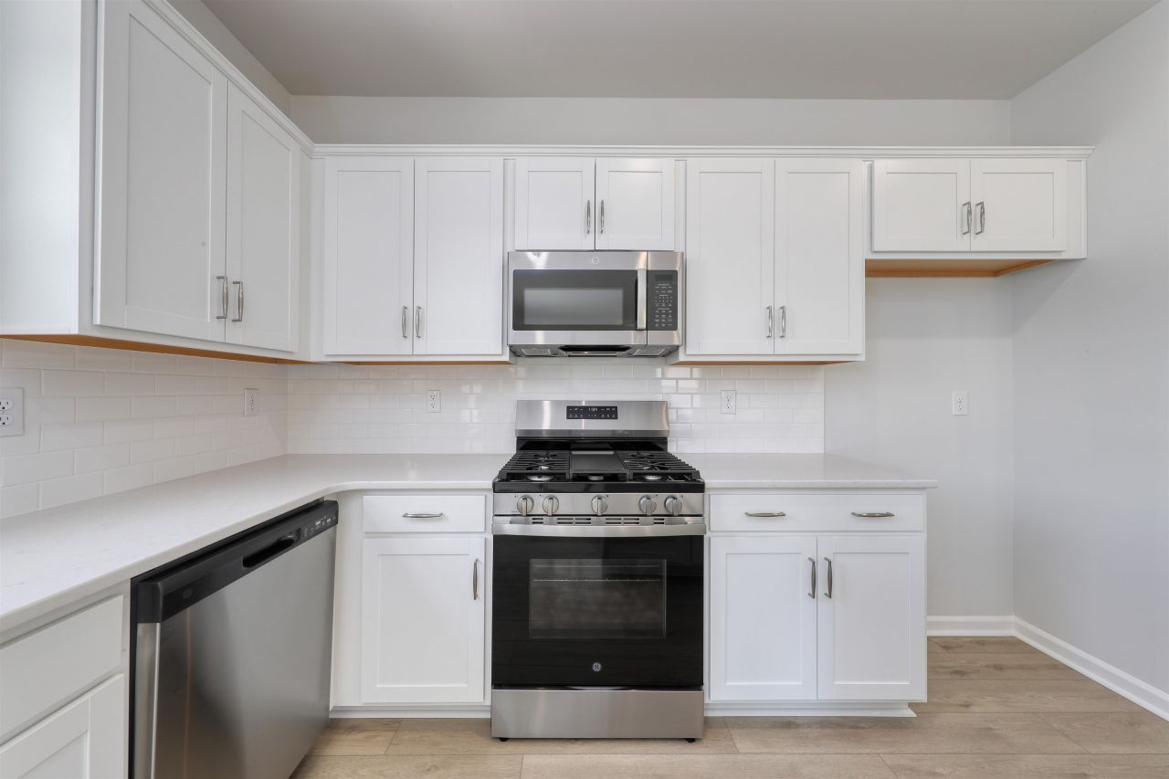 312 Garden Grove St Photo 5