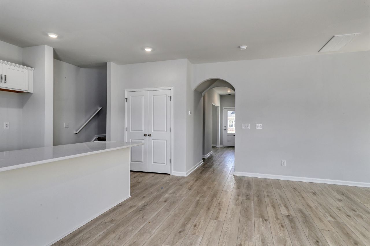 312 Garden Grove St Photo 8