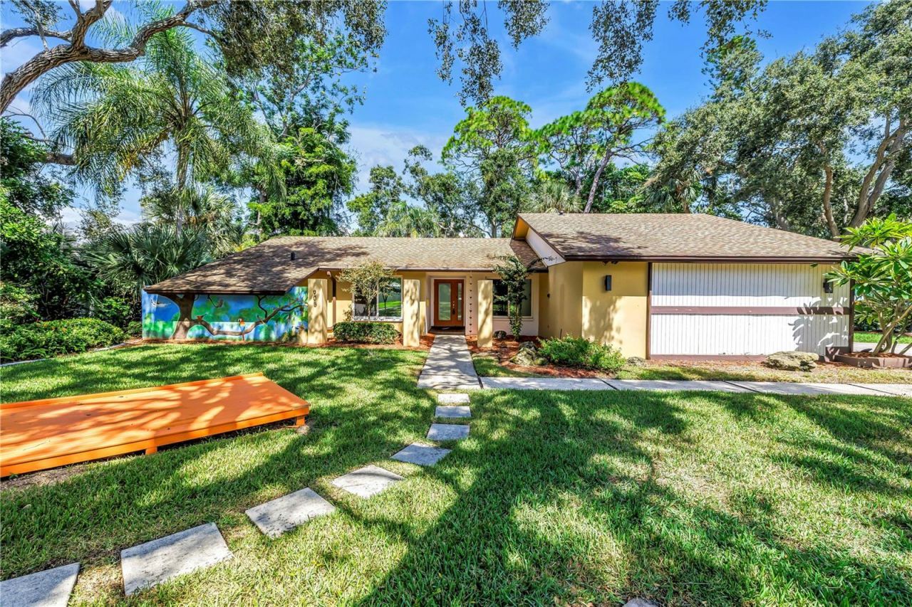 905 Serpentine Drive S, Saint Petersburg, FL 33705 Main Photo