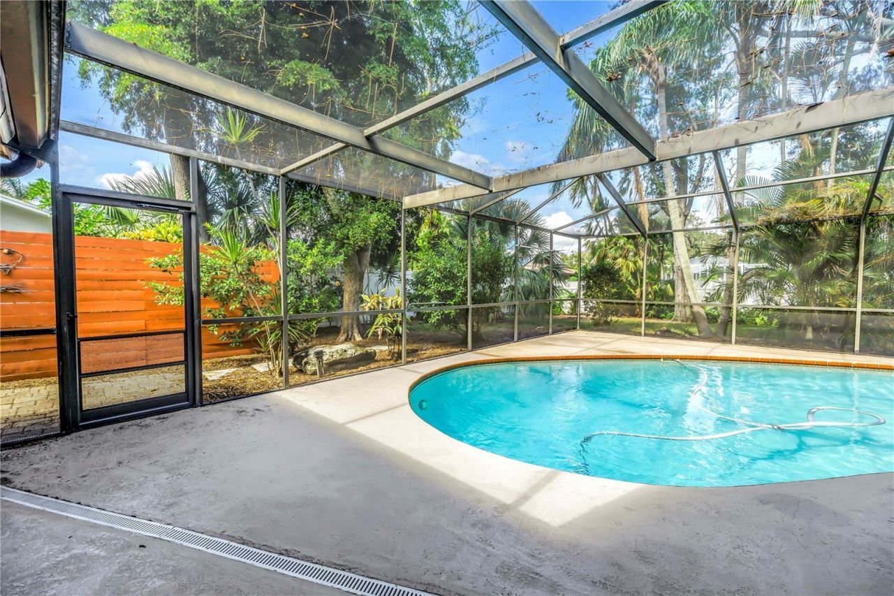 905 Serpentine Drive S, Saint Petersburg, FL 33705 Photo