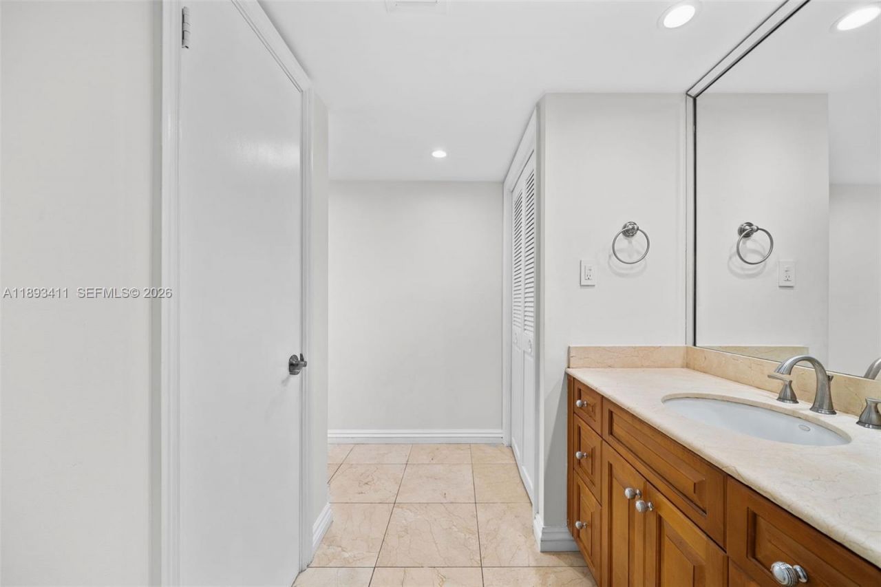 18011 Biscayne Blvd, Unit 902, Aventura, FL 33160 Photo