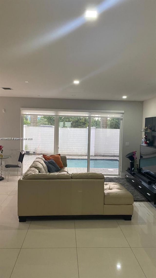 9880 NW 74th Ter, Doral, FL 33178 Photo