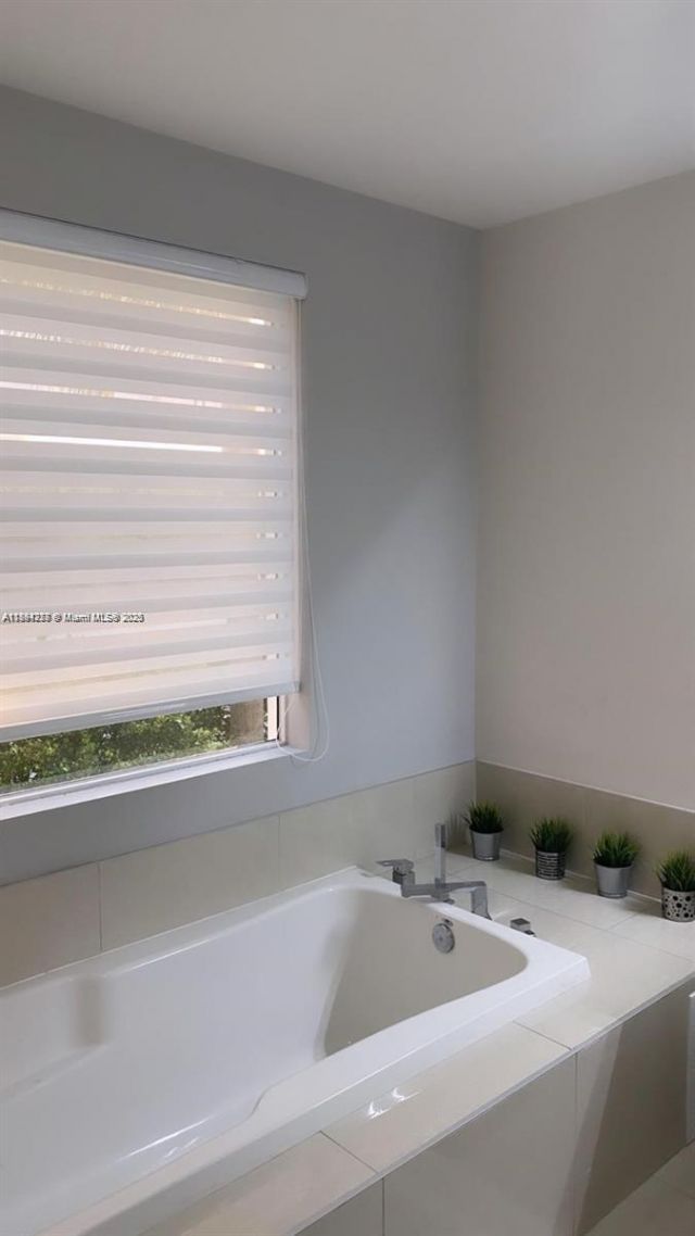 9880 NW 74th Ter, Doral, FL 33178 Photo