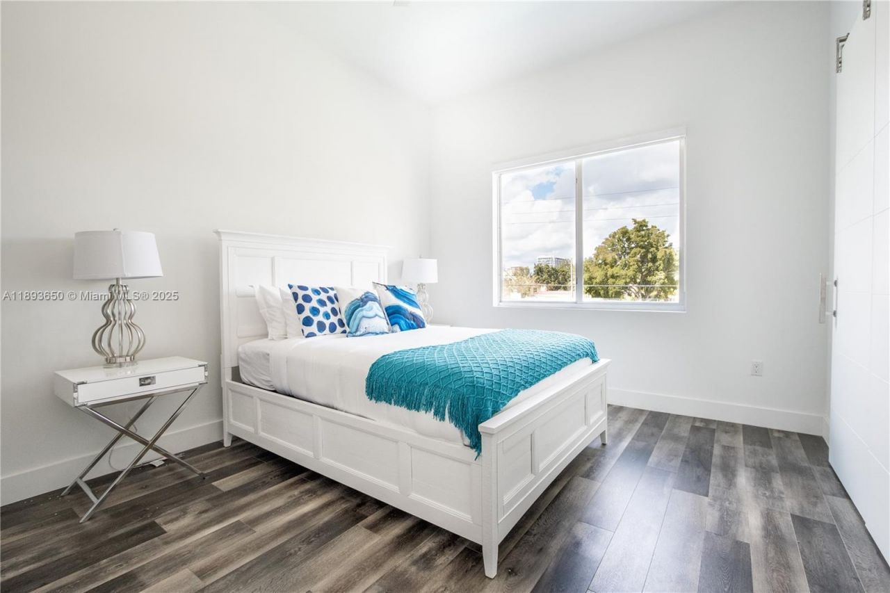 3461 SW 25th St, Unit B, Miami, FL 33133 Photo