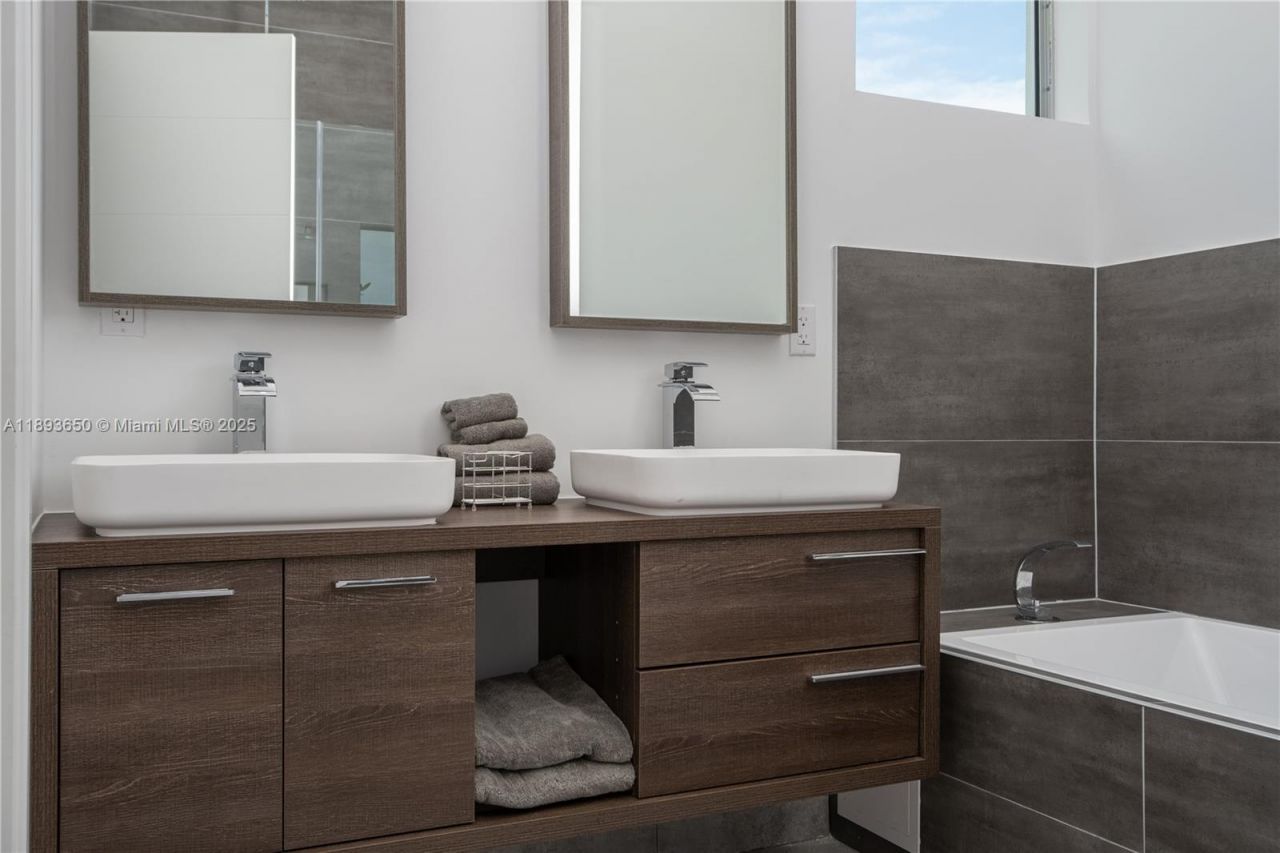 3461 SW 25th St, Unit B, Miami, FL 33133 Photo