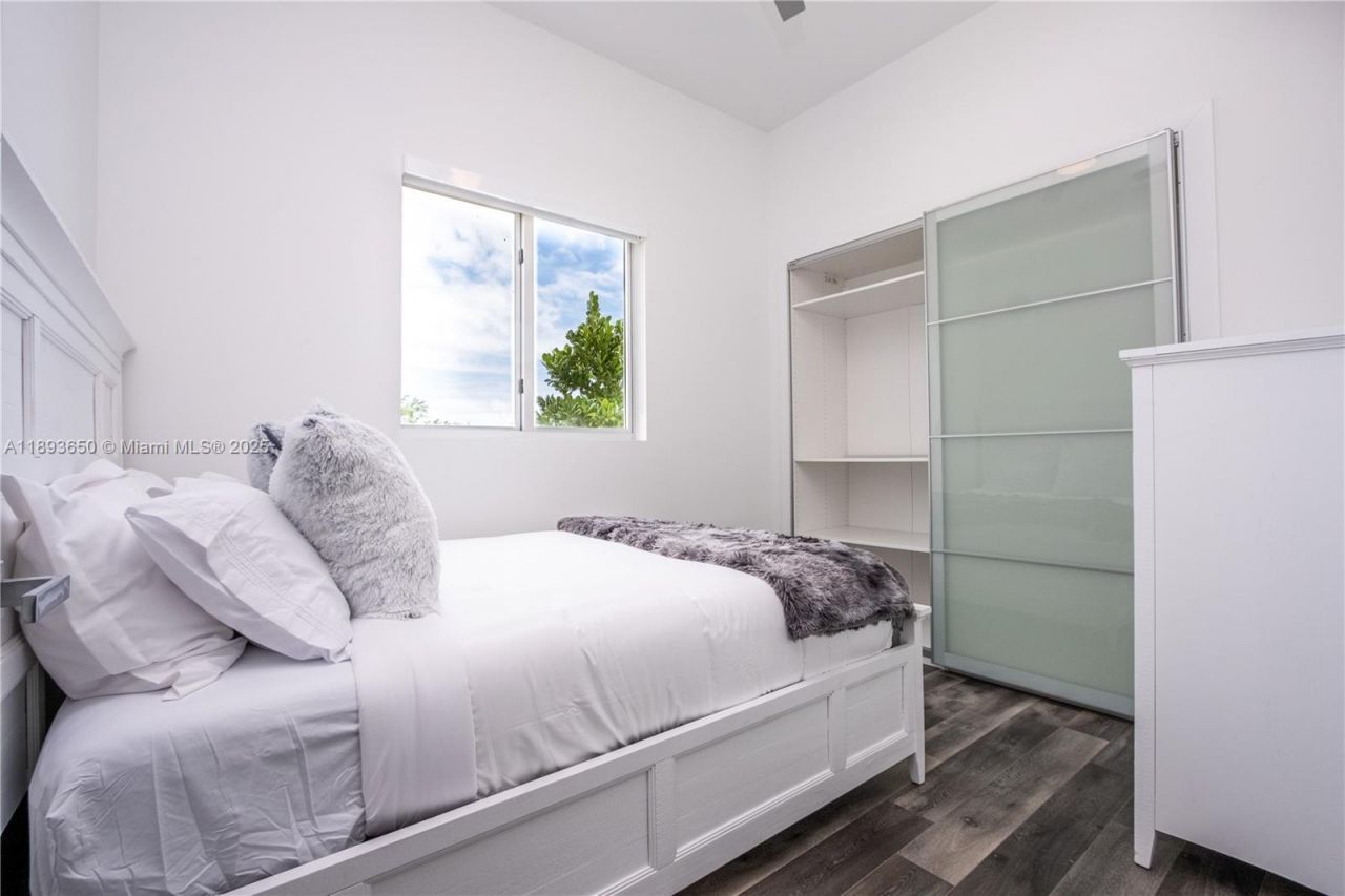 3461 SW 25th St, Unit B, Miami, FL 33133 Photo