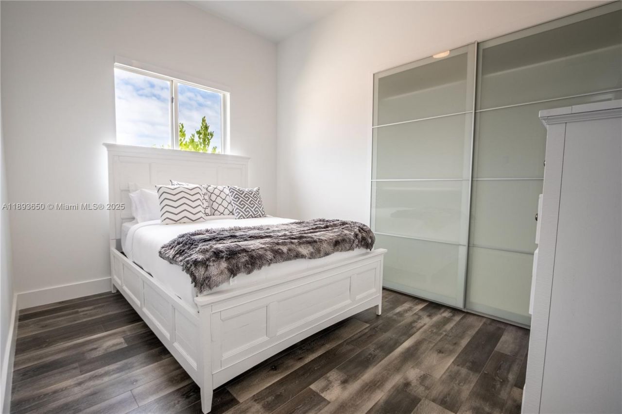 3461 SW 25th St, Unit B, Miami, FL 33133 Photo