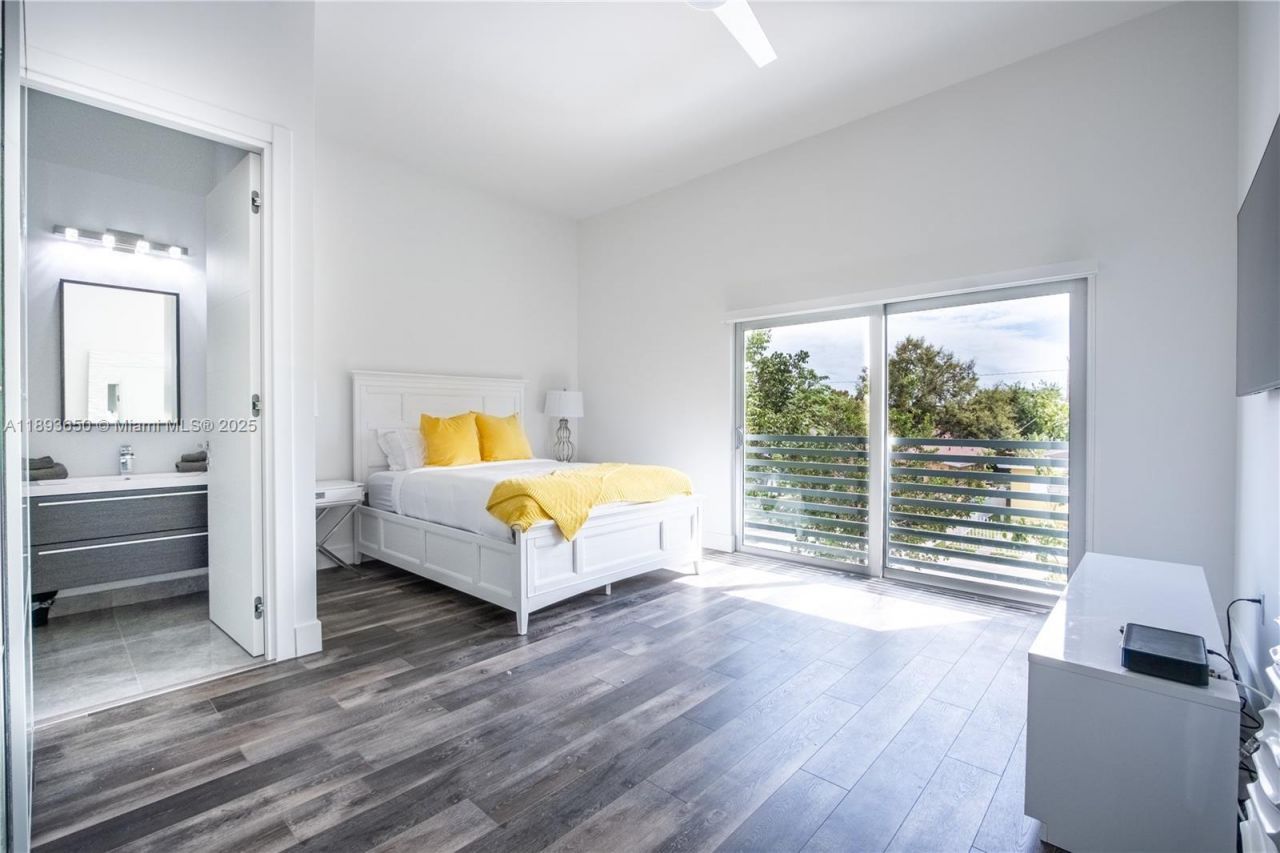 3461 SW 25th St, Unit B, Miami, FL 33133 Photo