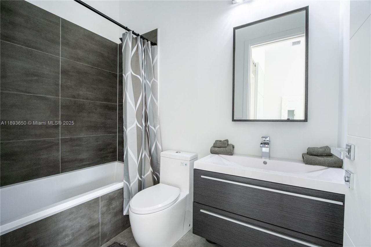 3461 SW 25th St, Unit B, Miami, FL 33133 Photo