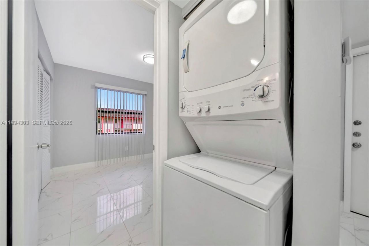 871 NE 207th Ter, Unit 4-202, Miami, FL 33179 Photo