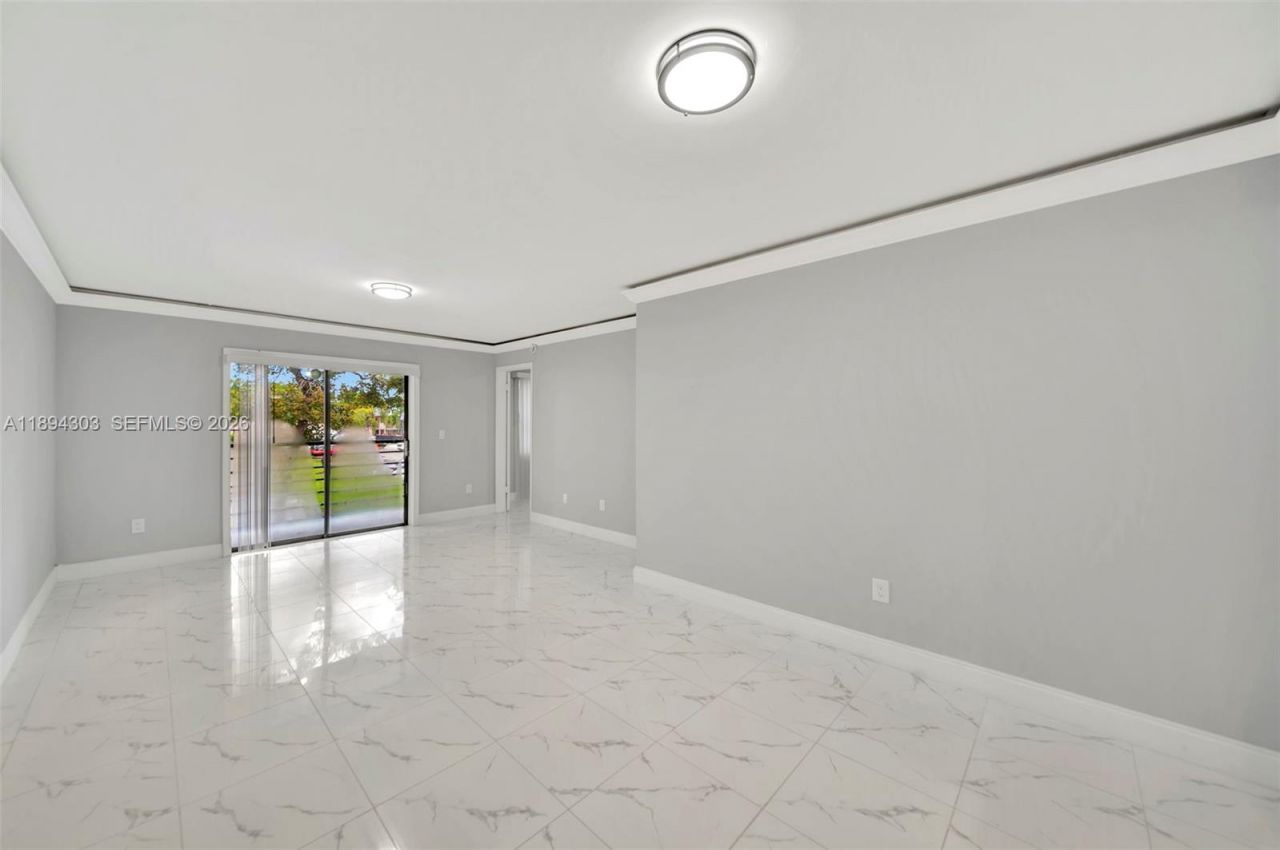 871 NE 207th Ter, Unit 4-202, Miami, FL 33179 Photo