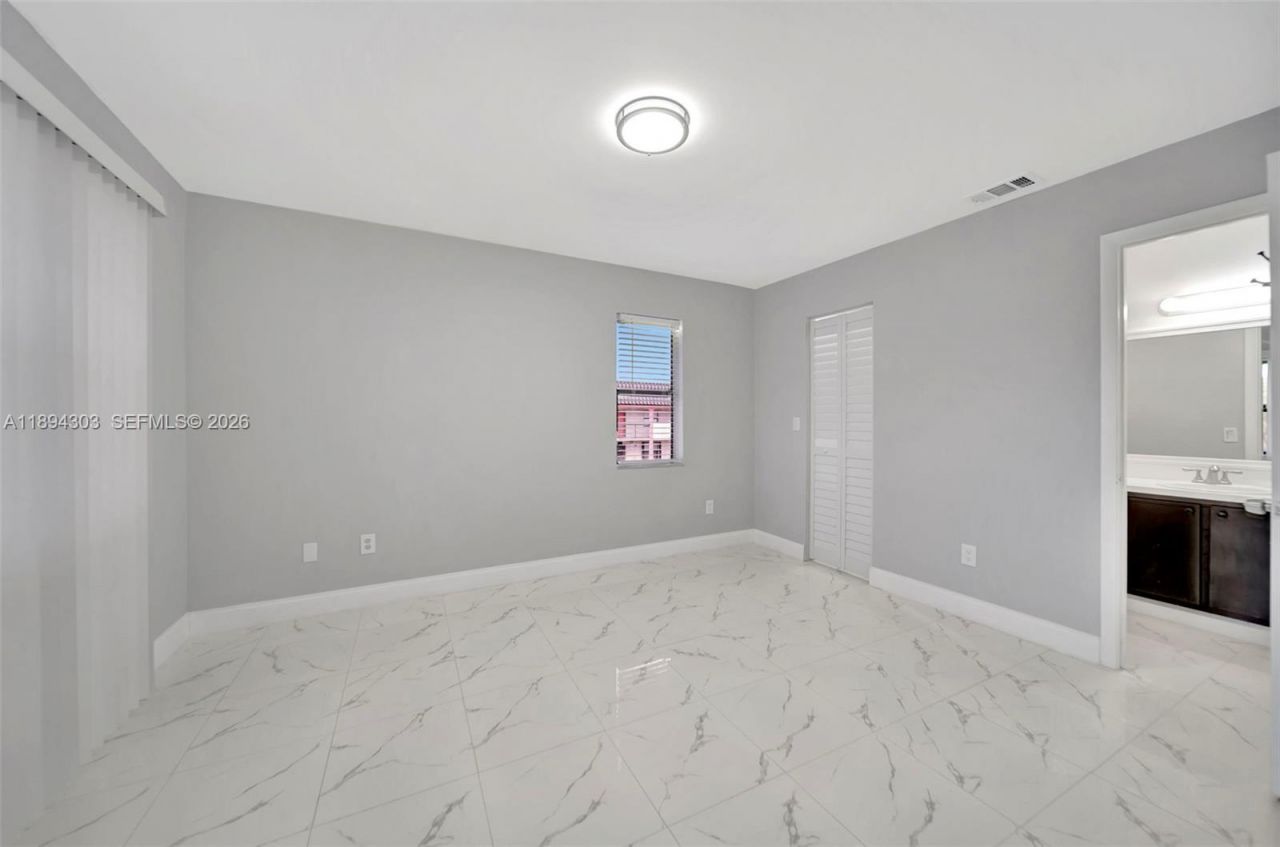 871 NE 207th Ter, Unit 4-202, Miami, FL 33179 Photo