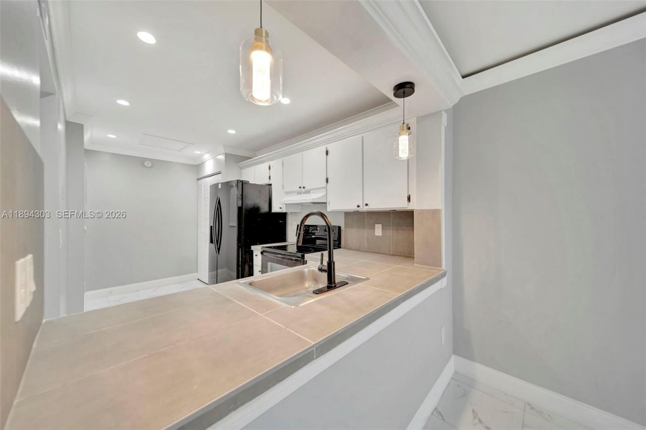 871 NE 207th Ter, Unit 4-202, Miami, FL 33179 Photo