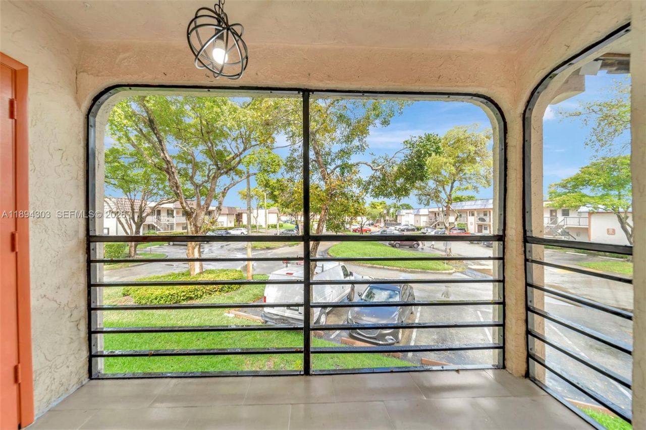 871 NE 207th Ter, Unit 4-202, Miami, FL 33179 Photo