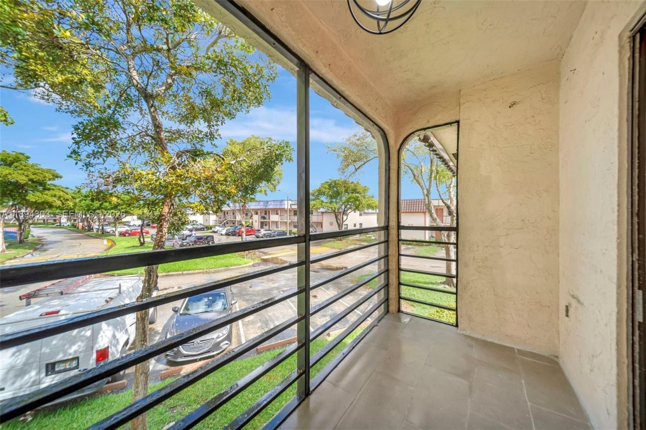 871 NE 207th Ter, Unit 4-202, Miami, FL 33179 Photo