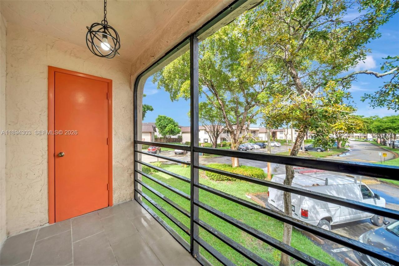871 NE 207th Ter, Unit 4-202, Miami, FL 33179 Photo