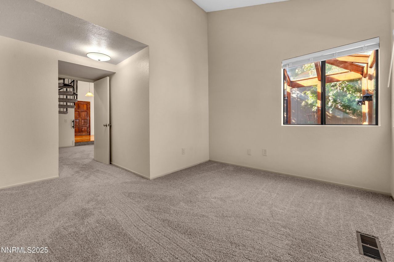 320 W Riverview Circle, Reno, NV 89509 Photo