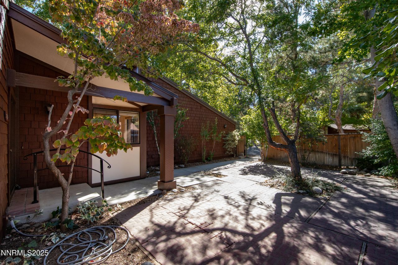 320 W Riverview Circle, Reno, NV 89509 Photo