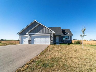 922 Prestwick Drive, Belle Plaine, MN 56011