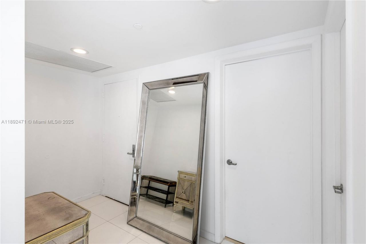 475 Brickell Ave, Unit 4015, Miami, FL 33131 Photo