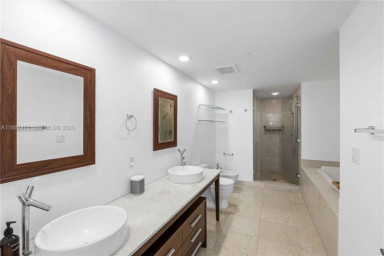 475 Brickell Ave, Unit 4015, Miami, FL 33131 Photo