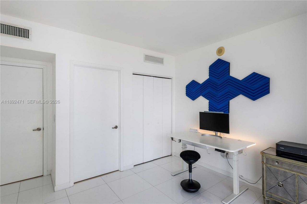 475 Brickell Ave, Unit 4015, Miami, FL 33131 Photo