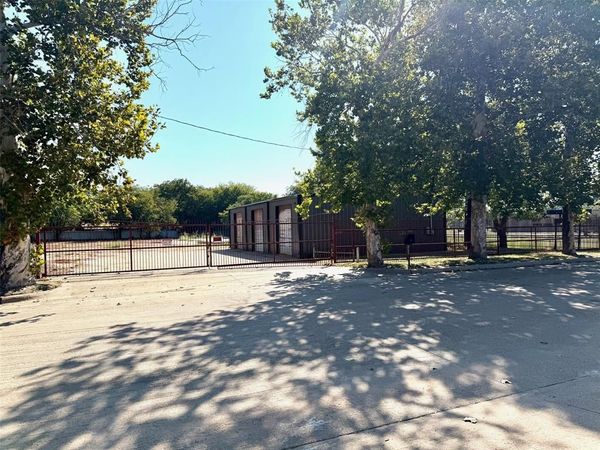 614 N Crockett Street, Granbury, TX 76048