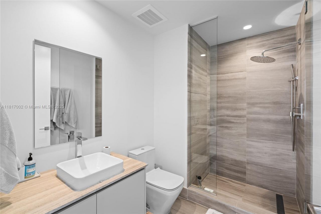 5775 Collins Ave, Unit 1602, Miami Beach, FL 33140 Photo