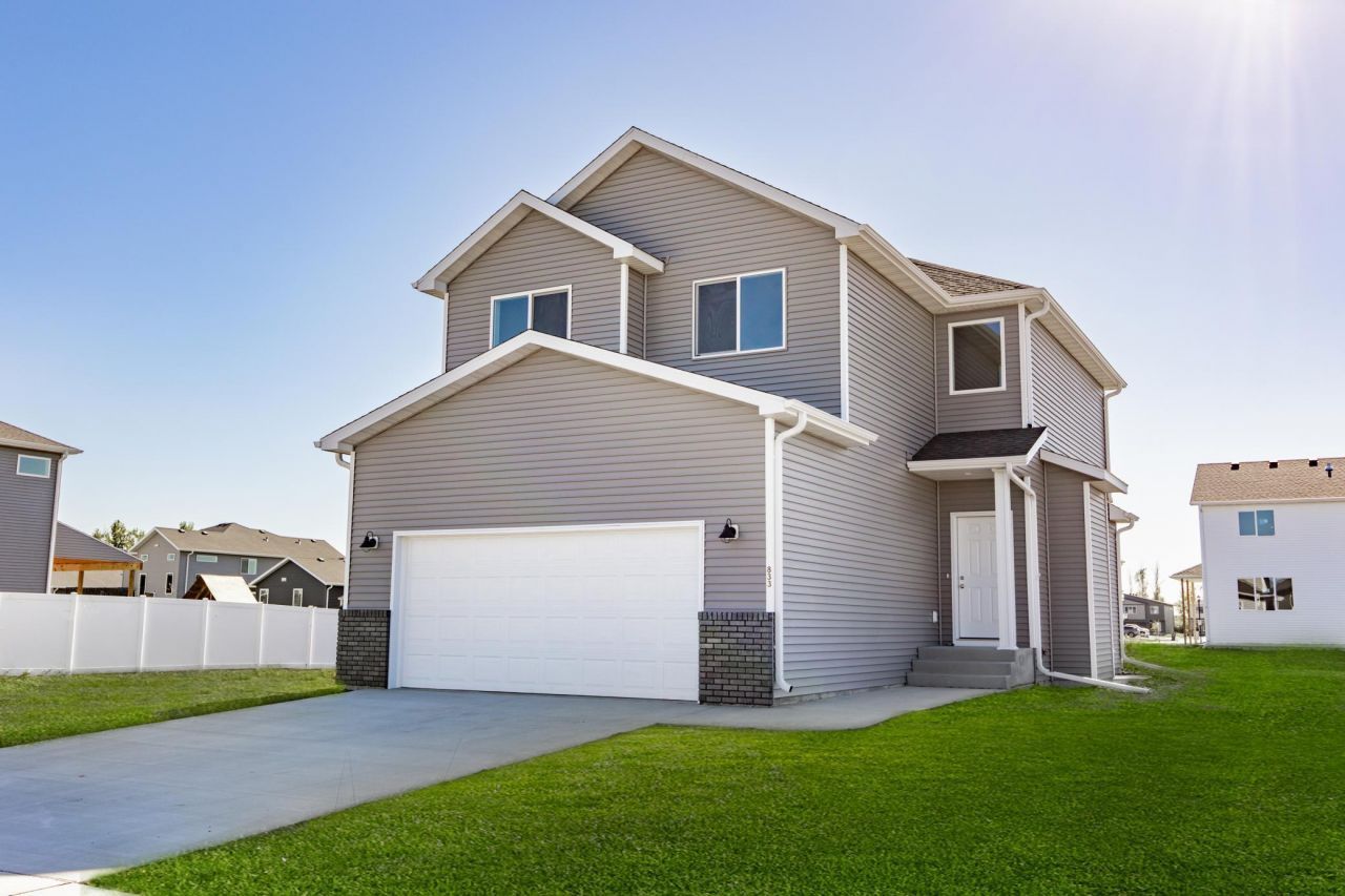 833 60th Avenue W, West Fargo, ND 58078 Main Photo