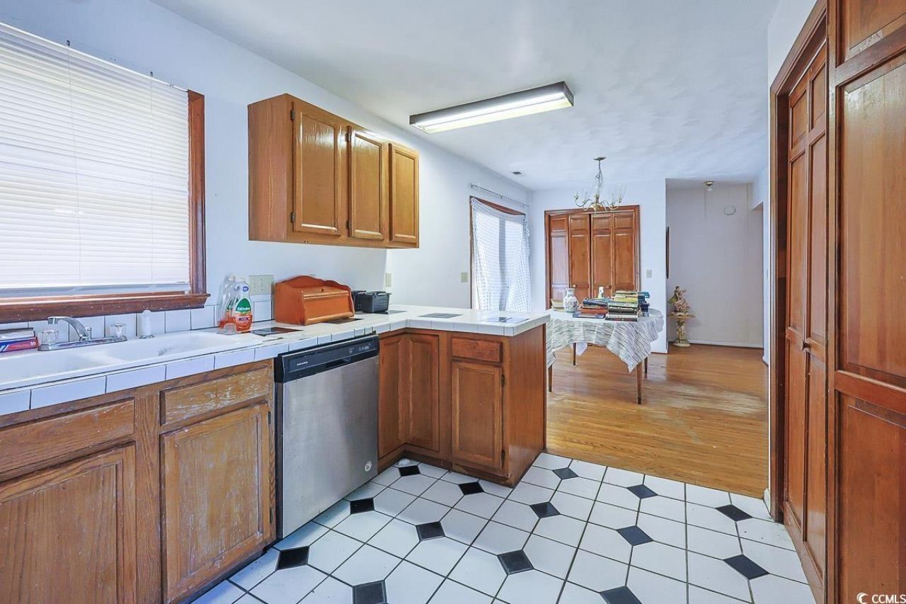 5704 N Kings Hwy. Photo 11