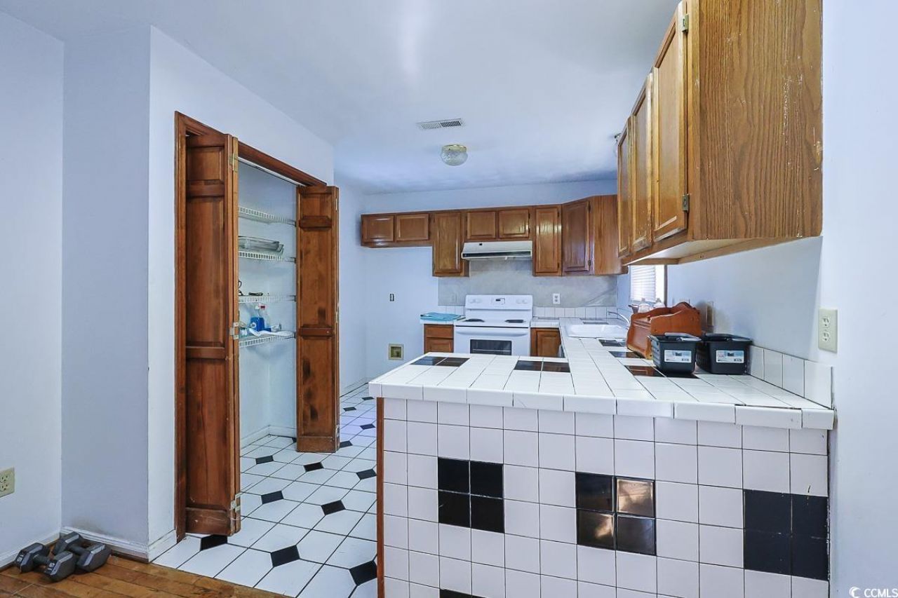 5704 N Kings Hwy. Photo 9