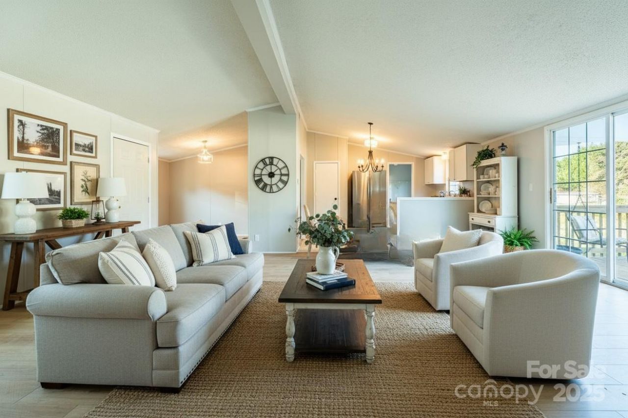 2918 23rd Avenue Ne, Hickory, NC 28601 Main Photo