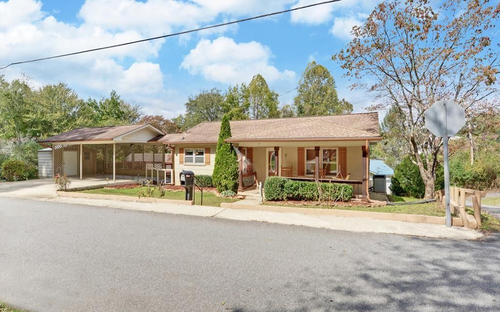77 East Avenue Murphy, NC 28906