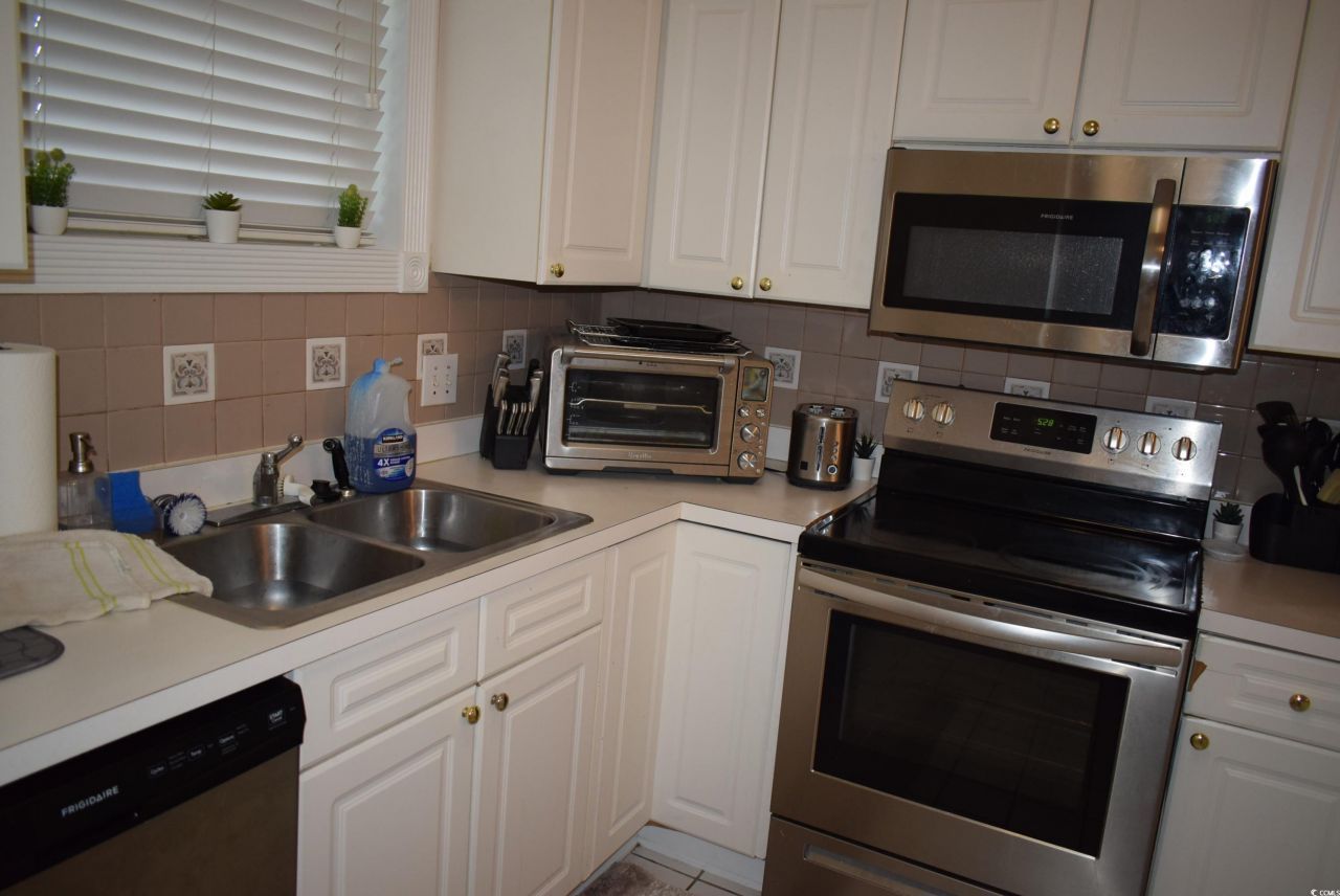 670 Riverwalk Dr. Photo 17