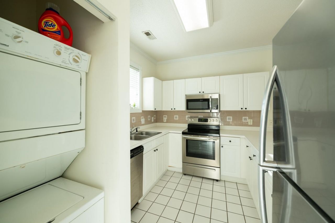 670 Riverwalk Dr. Photo 4