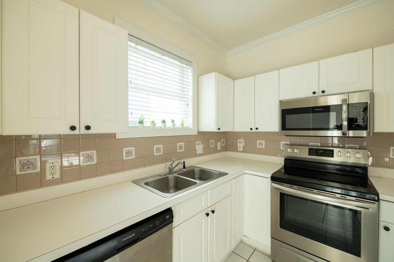 670 Riverwalk Dr. Photo 6